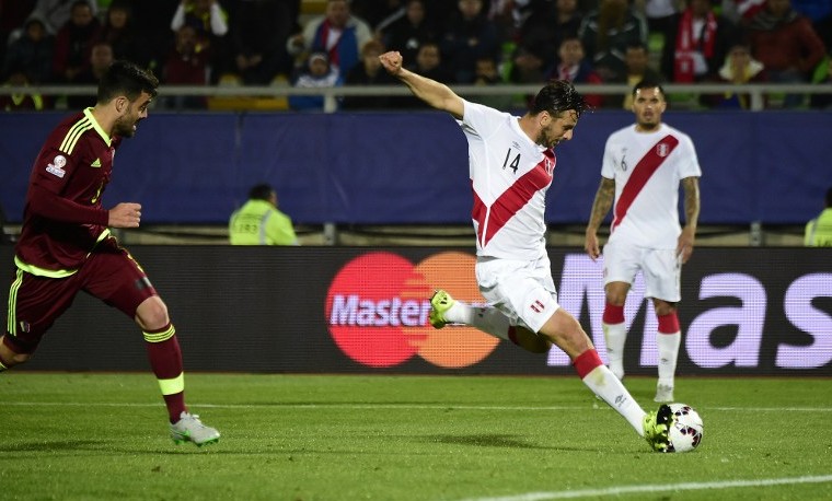 El veterano Pizarro revive a Perú ante Venezuela en la Copa América-2015