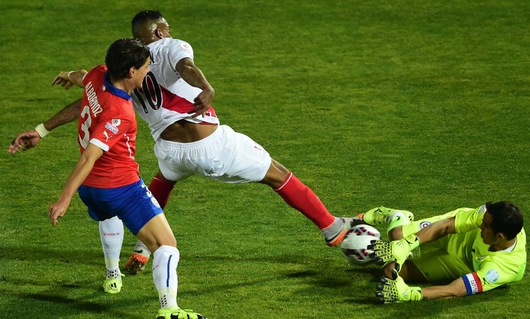 Chile elimina a Perú y busca la primera Copa América en su historia y en casa