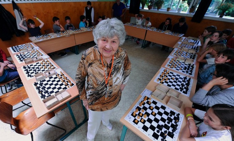 La “reina” del ajedrez en pos de un nuevo récord, a los 87 años