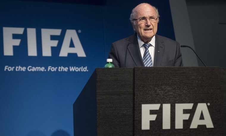 ¿Qué está planeando Blatter?