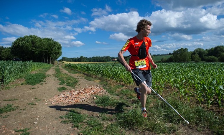 Un atleta con deficiencia visual completa un trail de 26 km con ayuda de un GPS