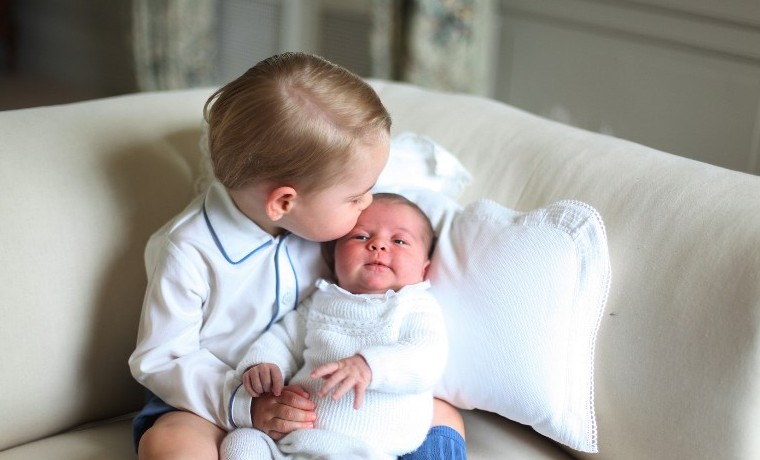 Nuevas fotos del príncipe Jorge con su hermana, Carlota
