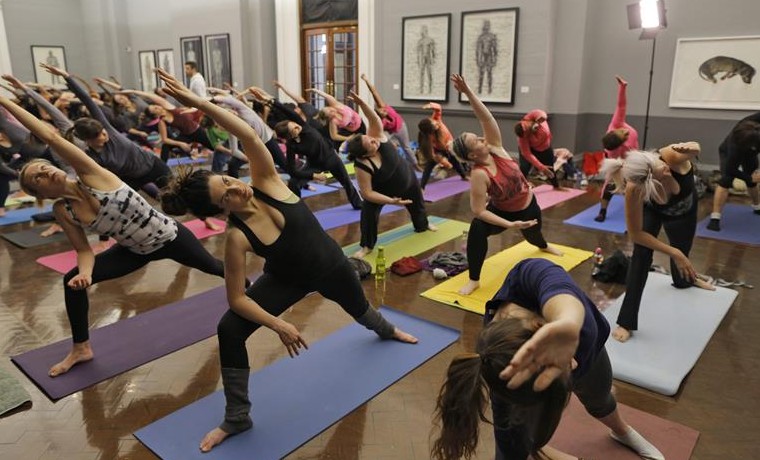 Decenas de miles de yoguis indios mostrarán al mundo los beneficios del yoga