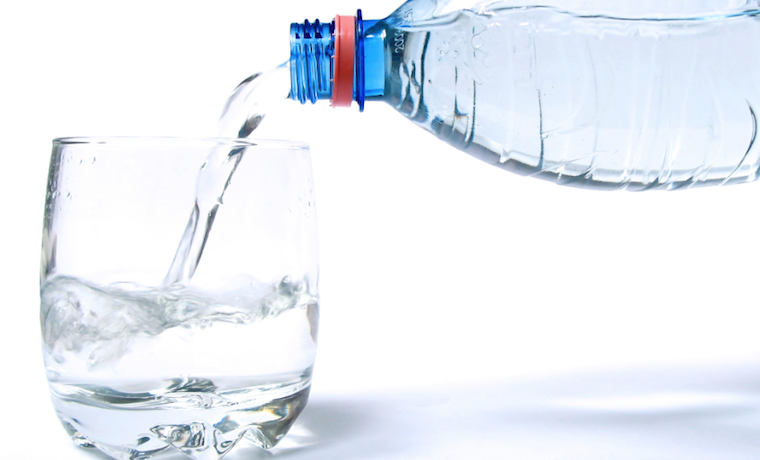 ¿Sirven los 8 vasos diarios de agua ?