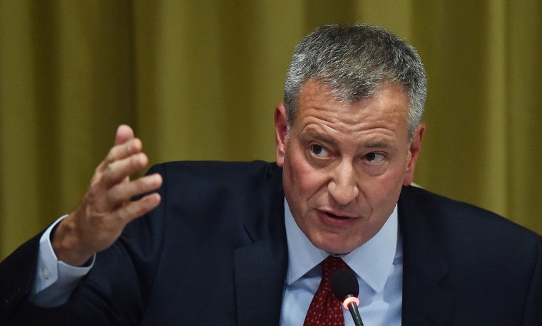 El alcalde demócrata Bill de Blasio indicó que Nueva York no hará más negocios con Trump