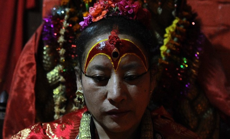 Sismo en Nepal obliga a “diosa viviente” a romper décadas de reclusión