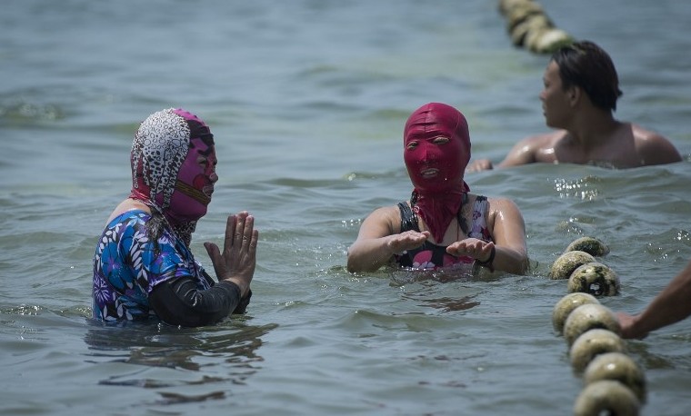 El ‘facekini’ se impone en China para evitar los efectos del sol