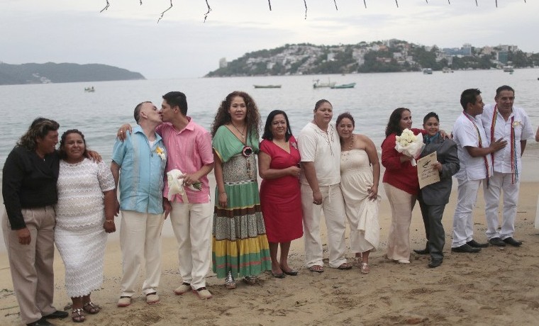 Celebran primera boda gay masiva en Acapulco