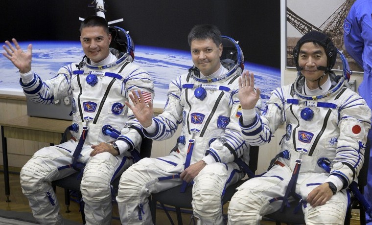 Nave espacial Soyuz llega a la ISS con tres astronautas a bordo