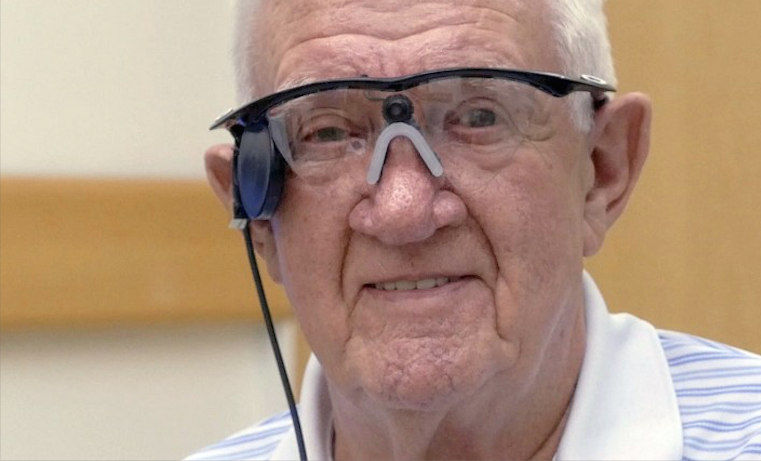 Un británico de 80 años recupera visión gracias a un ojo biónico