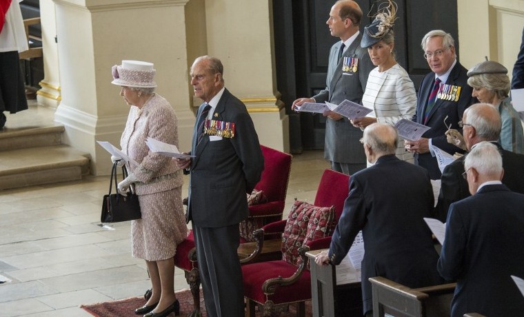 La reina Isabel II participa en conmemoración del final de la guerra con Japón