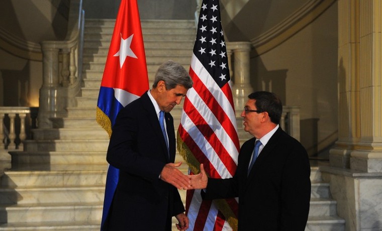 John Kerry pide “democracia auténtica” en Cuba al izar bandera de EEUU en embajada