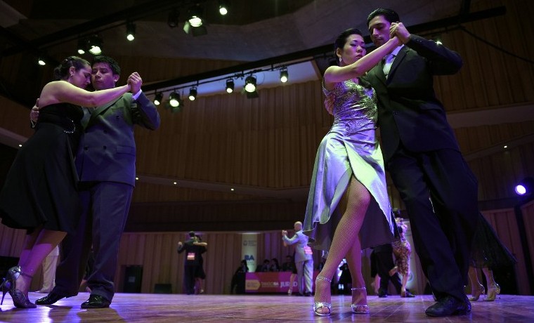 Bailarines de tango del mundo compiten en Buenos Aires