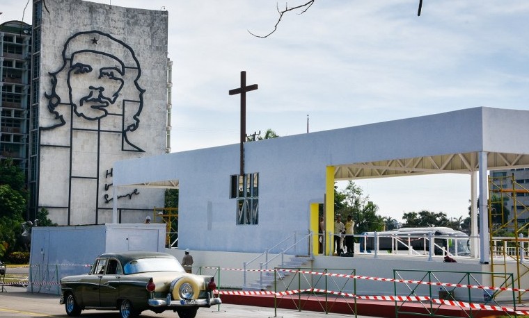 Católicos y santeros cubanos honran a la Virgen, a la espera del Papa