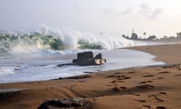 Archivo. Agosto 26, 2015. Playas de Vridi, zona industrial de Abidjan, muestra las ruinas de un hotel destruido por el crecimiento en los niveles del mar, producto del calentamiento global. AFP PHOTO / ISSOUF SANOGO