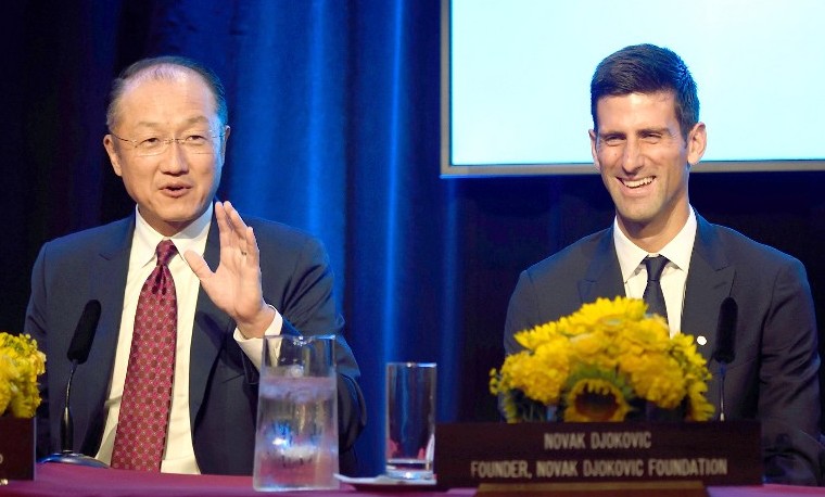 Novak Djokovic y Jim Young, Presidente del Banco Mundial en rueda de prensa anunciando el nombramiento del tenista como nuevo embajador de buena voluntad de UNICEF. AFP PHOTO/DON EMMERT