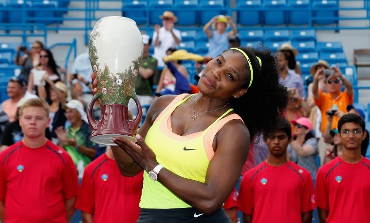 Archivo. Agosto 23, 2015. Serena Williams sostiene el trofeo al vencer a Simona Halep, de Rumania, en el abierto Western & Southern Open, en el Linder Family Tennis Center Cincinnati, Ohio. Rob Carr/Getty Images/AFP