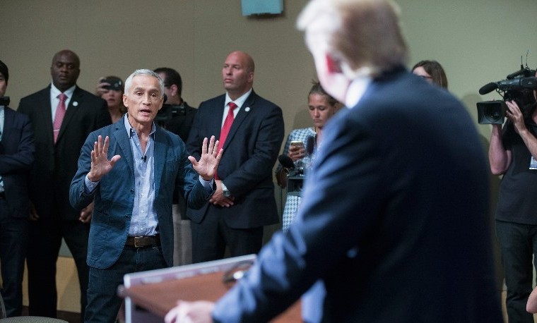 Donald Trump expulsa al periodista Jorge Ramos de una rueda de prensa