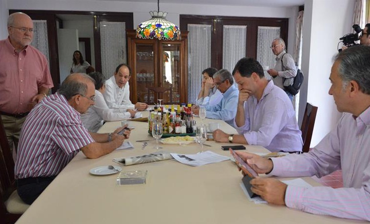 Negociador de gobierno colombiano, y el hermano del presidente Santos se han reunido con jefe de las FARC