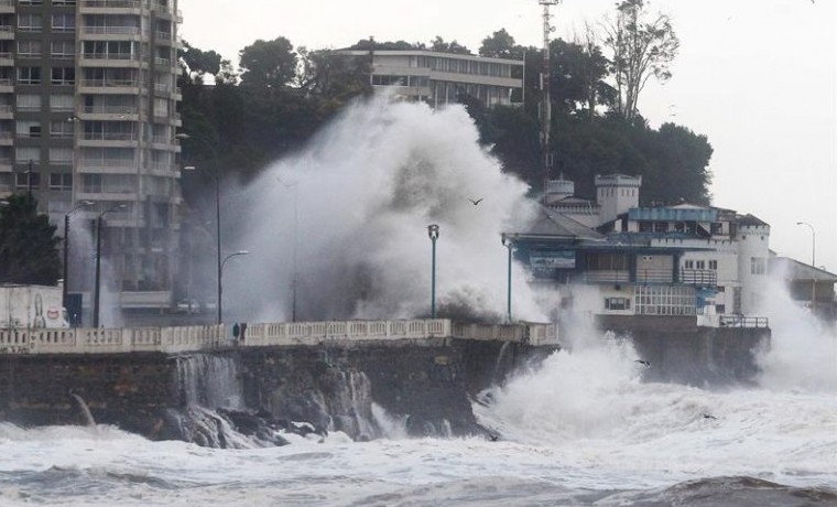 Fuertes olas afectan sector costero de Valparaíso, Chile