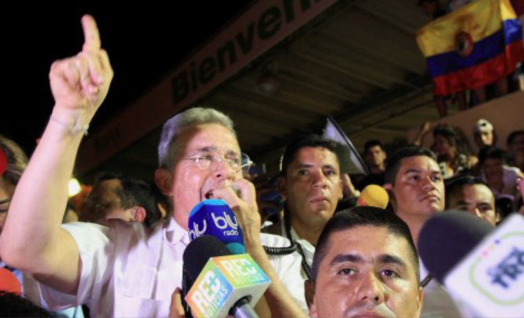 “Nosotros no aceptamos que el Gobierno de Colombia por complacer a las Farc sea incapaz de exigirle a la dictadura Castrochavista respeto a los ciudadanos de Colombia”: Uribe