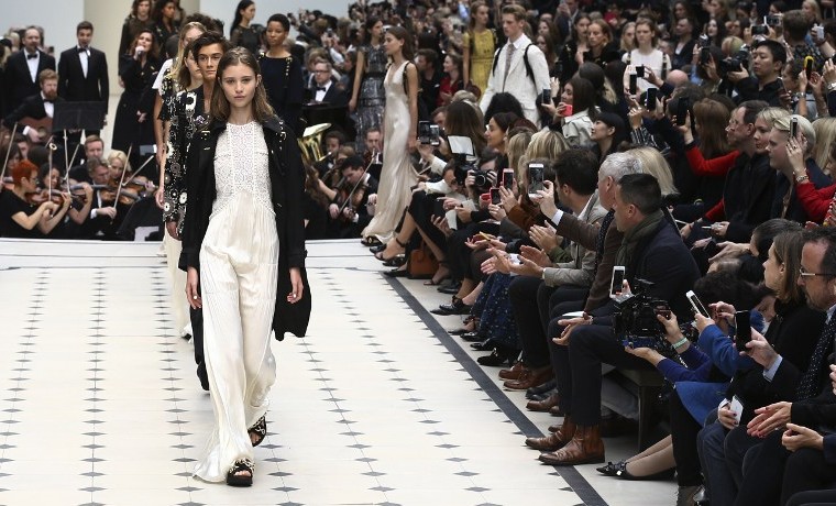 Burberry conjuga fuerza del cuero con delicados encajes en Fashion Week de Londres