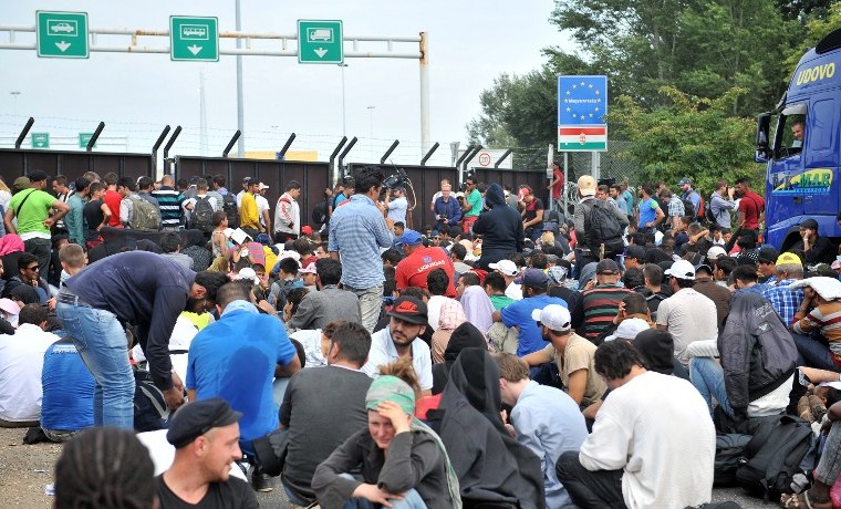 Aglomeración de migrantes en la frontera serbo-húngara