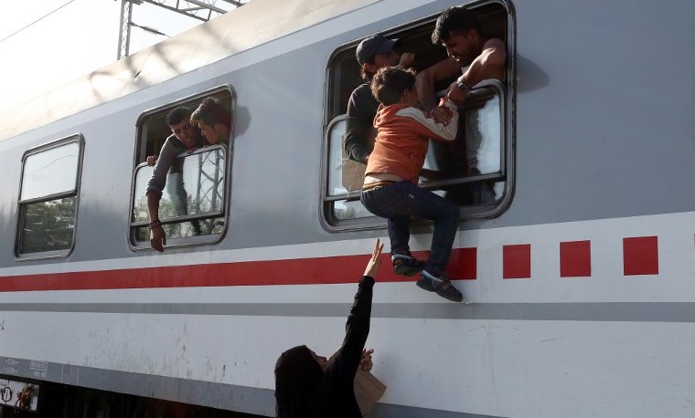 Miles de migrantes llegan a Croacia, la nueva ruta hacia Europa occidental