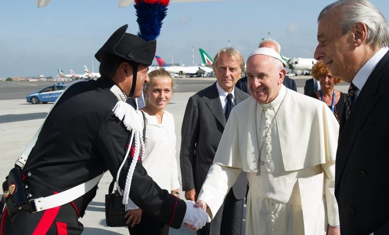 El papa Francisco antes de abordar su vuelo a Cuba, septiembre 19, 2015. AFP PHOTO / OSSERVATORE ROMANO/HO 