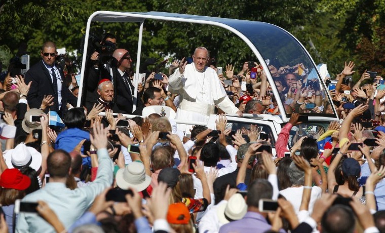 Multitudes saludan al papa Francisco en las calles de Washington