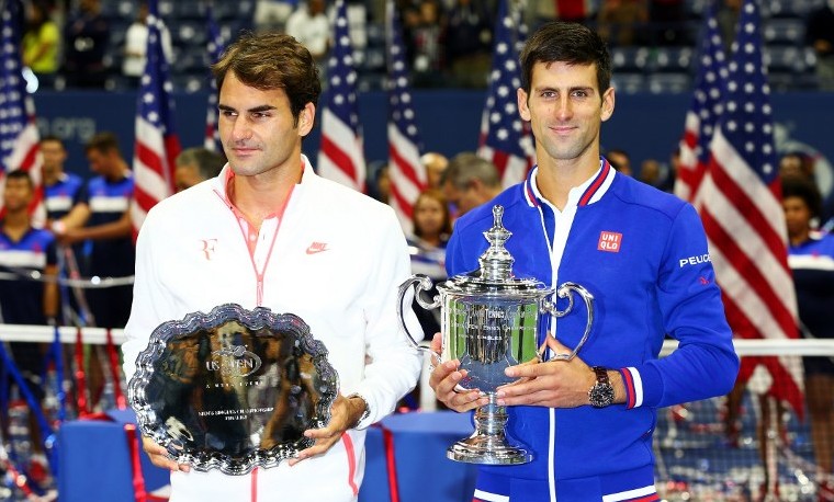 Novak Djokovic y Roger Federer celebrando con sus trofeos después de la final del US Open 2015, en el estadio USTA Billie Jean King National Tennis Center, septiembre 13, 2015. Nueva York. Djokovic venció a Federer 6-4, 5-7, 6-4, 6-4. Clive Brunskill/Getty Images/AFP