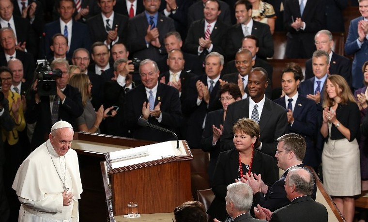 El papa Francisco aplaudido por miembros del Congreso de los Estados Unidos, septiembre 24, 2015. Washington, D.C. Win McNamee/Getty Images/AFP