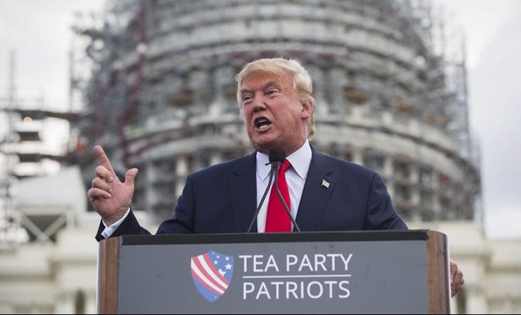 Archivo. El aspirante republicano a la Casa Blanca Donald Trump pronuncia un discurso frente al Capitolio de Washington, Estados Unidos, 9 de septiembre de 2015, durante una protesta del Tea Party contra el acuerdo nuclear firmado con Irán. EFE/Jim Lo Scalzo