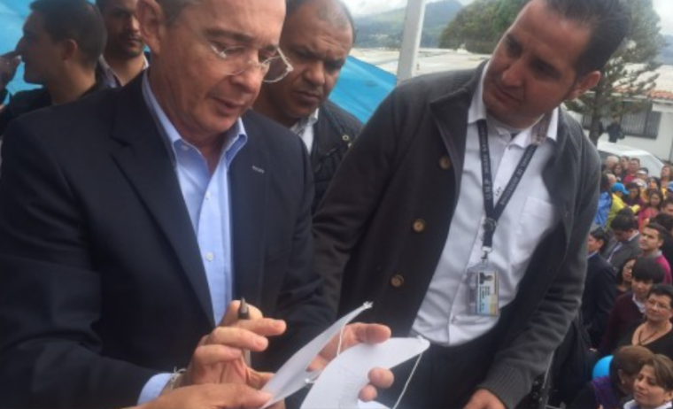 “El Fiscal ha celebrado contratos de manera directa por 215 mil millones”: expresidente Uribe