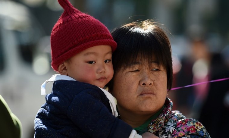 Los chinos acogen con frialdad el final de la política del hijo único