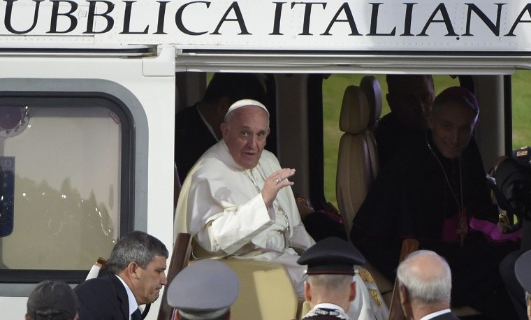 Papa invita a la Iglesia a no obsesionarse por el poder y el dinero