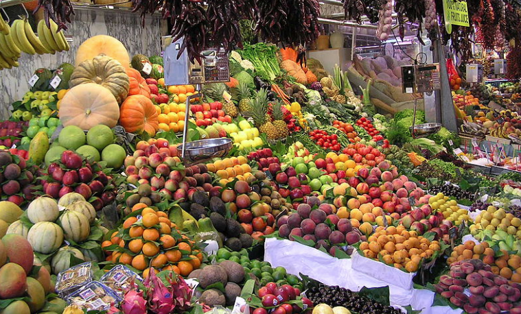 Las frutas y verduras son fuentes importantes de vitaminas. La Boquería, Barcelona. Wikimedia Commons. Foto de dominio público. Por: Dungodung, 2005.
