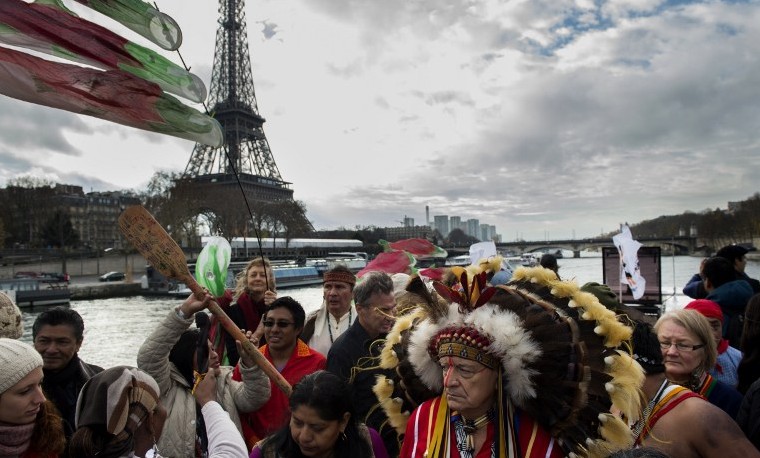 Representantes de varios grupo de indígenas en París protestando en COP21. París, noviembre 6, 2015. AFP / MARTIN BUREAU