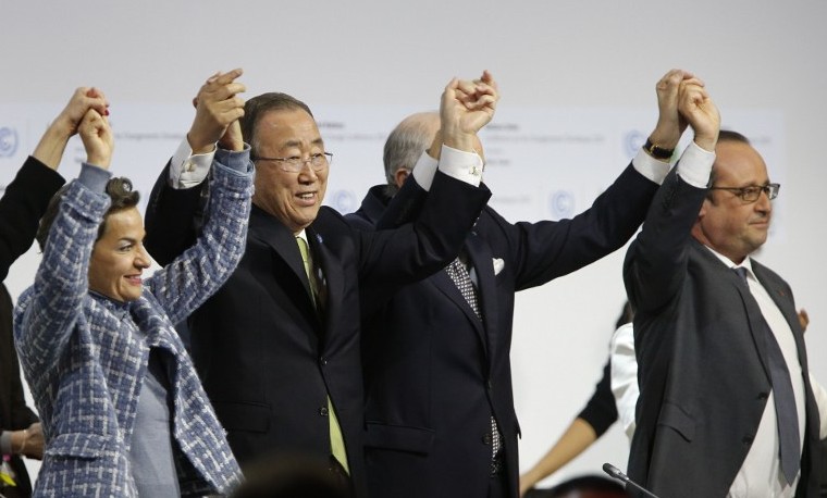 Christiana Figueres, el Secretario General de la ONU, Ban Ki Moon, el Presidente de la COP21, Laurent Fabius, y el Presidente de Francia, Francois Hollande celebran el acuerdo en COP21. Diciembre 12, 2015. AFP PHOTO / FRANCOIS GUILLOT 