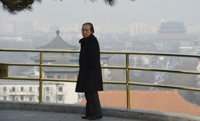 Espesa niebla contaminante cubre Pekín, en alerta roja