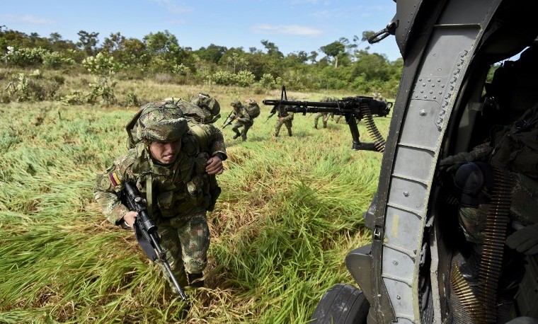 Ejército colombiano en operaciones contra la minería ilegal en la reserva natural Puinawai, Guainia, Colombia, noviembre 26, 2015. AFP PHOTO / LUIS ROBAYO / AFP / LUIS ROBAYO