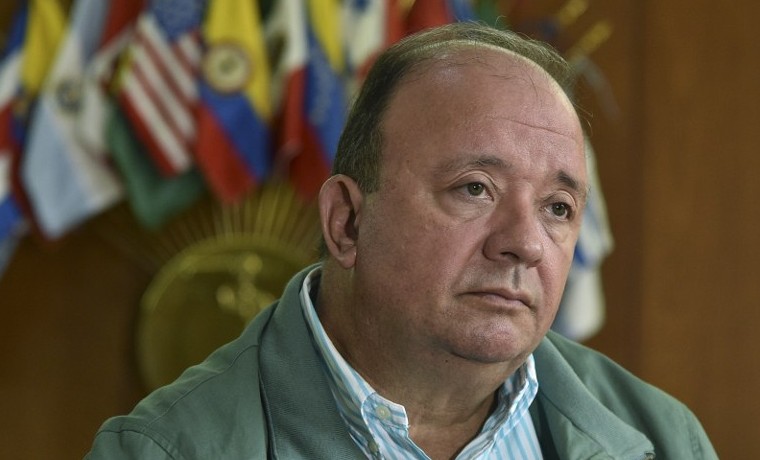 Ministro de Defensa, Luis Carlos Villegas, en entrevista con la AFP, Bogotá, diciembre 28, 2015. AFP PHOTO / GUILLERMO LEGARIA