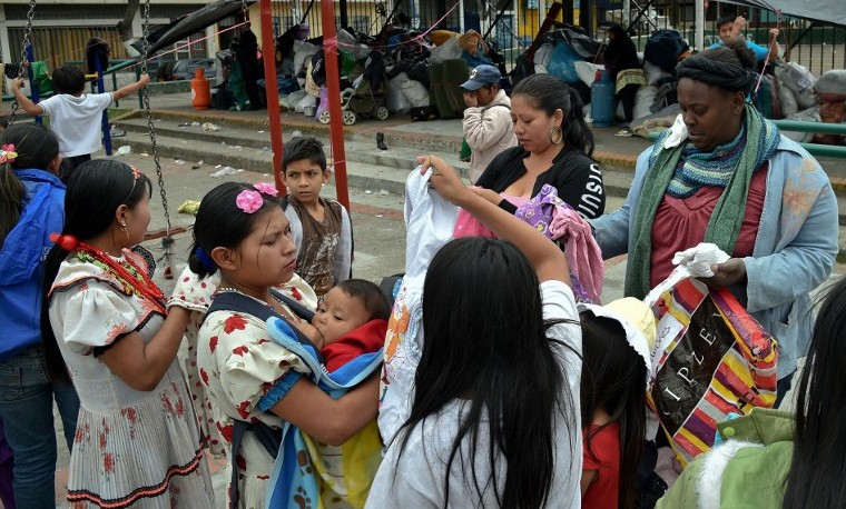 Indígenas Embera en un parque en Bogotá recibiendo donaciones, diciembre 18, 2015. AFP PHOTO / GUILLERMO LEGARIA