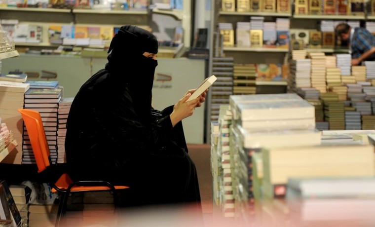 Una mujer asiste a la Feria Internacional del Libro en Jeddah. Diciembre 13, 2015. AFP PHOTO / STR