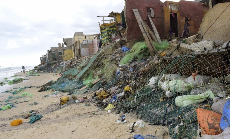 En Senegal, el océano engulle a los habitantes