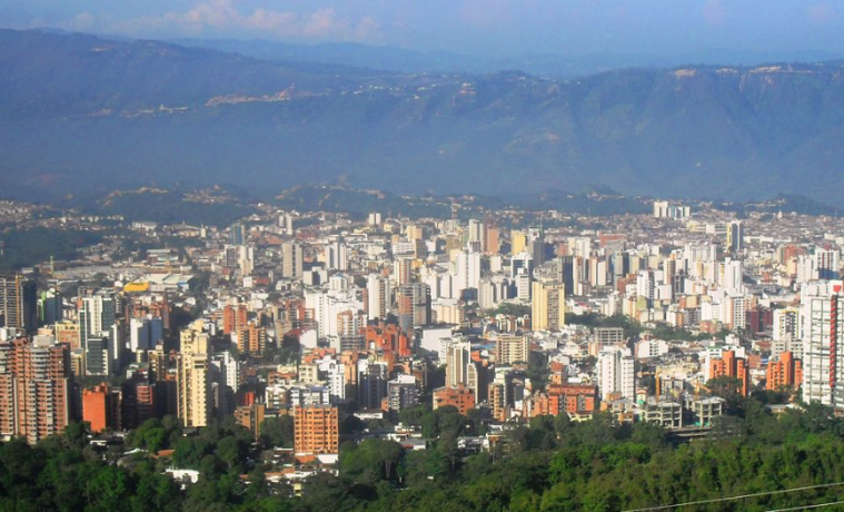Panoramica de Bucaramanga en la vía a Cúcuta. Wikimedia Commons. Por: EEIM, 2012. CC BY-SA 3.0