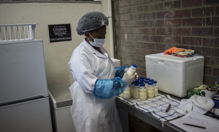 Personal de la Reserva Sudafricana de Leche Materna (SABR) en Johannesburgo, noviembre 24, 2015. November 24, 2015 in Johannesburg. The South African Breastmilk Reserve (SABR), a non-profit organization, is the biggest human-milk bank partnered with the South African Department of Health. It is part of a network of 44 milk banks that supply anything from 75 to 100 hospitals around South Africa. Children who are exclusively breastfed are 14 times more likely to survive in the first six months of life than formula-fed children, according to UNICEF. But South Africa has very low breastfeeding rates at just 7.4 percent, partly as a result of pervasive poverty and effective marketing by baby formula companies. / AFP / STEFAN HEUNIS