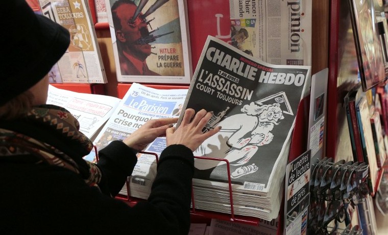 Un dios asesino en la portada de Charlie Hebdo, un año después del atentado