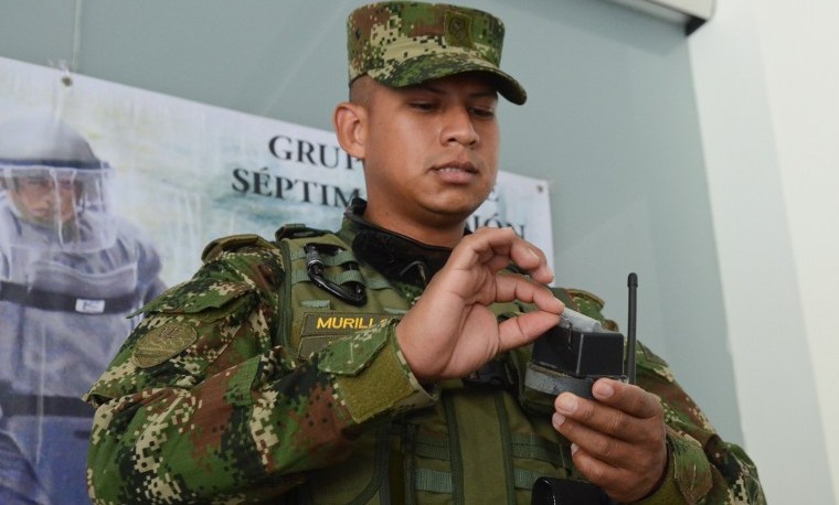 Un soldado muestra un artefacto explosivo de los incautados a las FARC y el ELN, diciembre 30, 2015. Medellín, Antioquia. AFP PHOTO / LEON MONSALVE