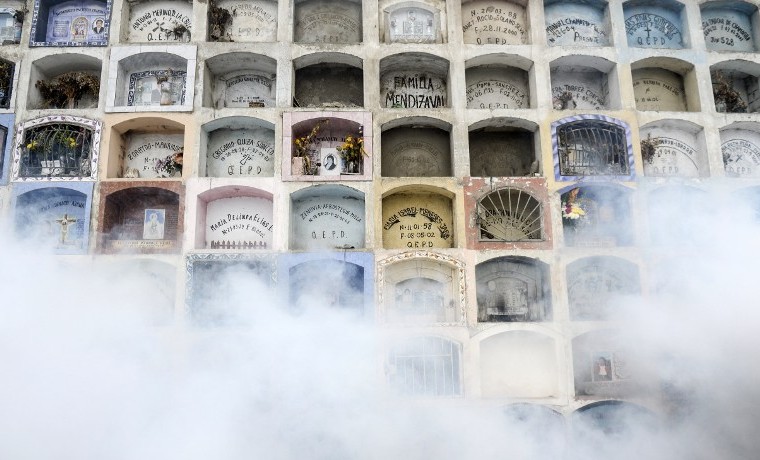 Autoridades fumigando en el Cementerio Nueva Esperanza, Lima, Perú, para prevenir la propagación de los virus del Zika y Chikungunya. Enero 15, 2016. AFP PHOTO/ERNESTO BENAVIDES